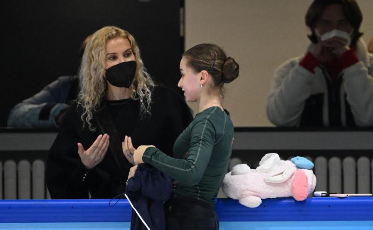 Karina Valieva (d), junto a su entrenadora, Eteri Tutberidze.