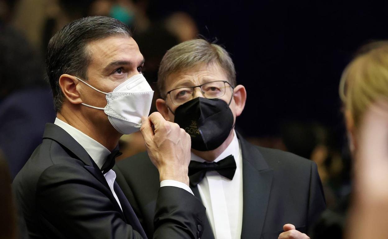 Pedro Sánchez y Ximo Puig, durante la gala de los Goya, en Valencia