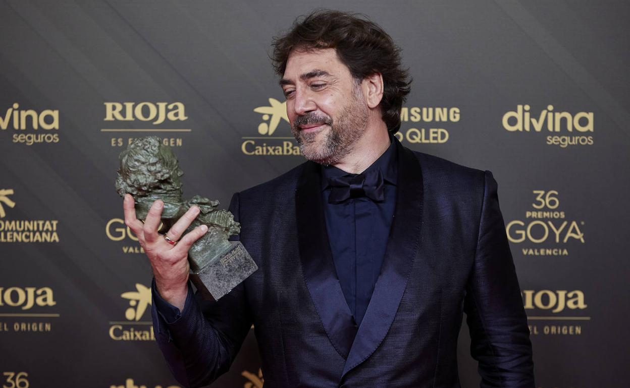 El actor Javier Bardem, tras recoger el Goya. 