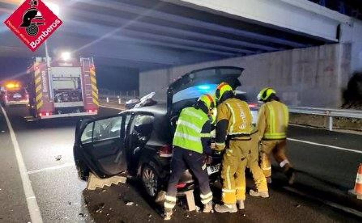 Los bomberos liberaron al conductor atrapado dentro de su vehículo. 