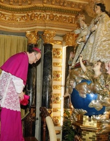 Imagen secundaria 2 - Actos de bienvenida al obispo Munilla, este domingo en Alicante. 