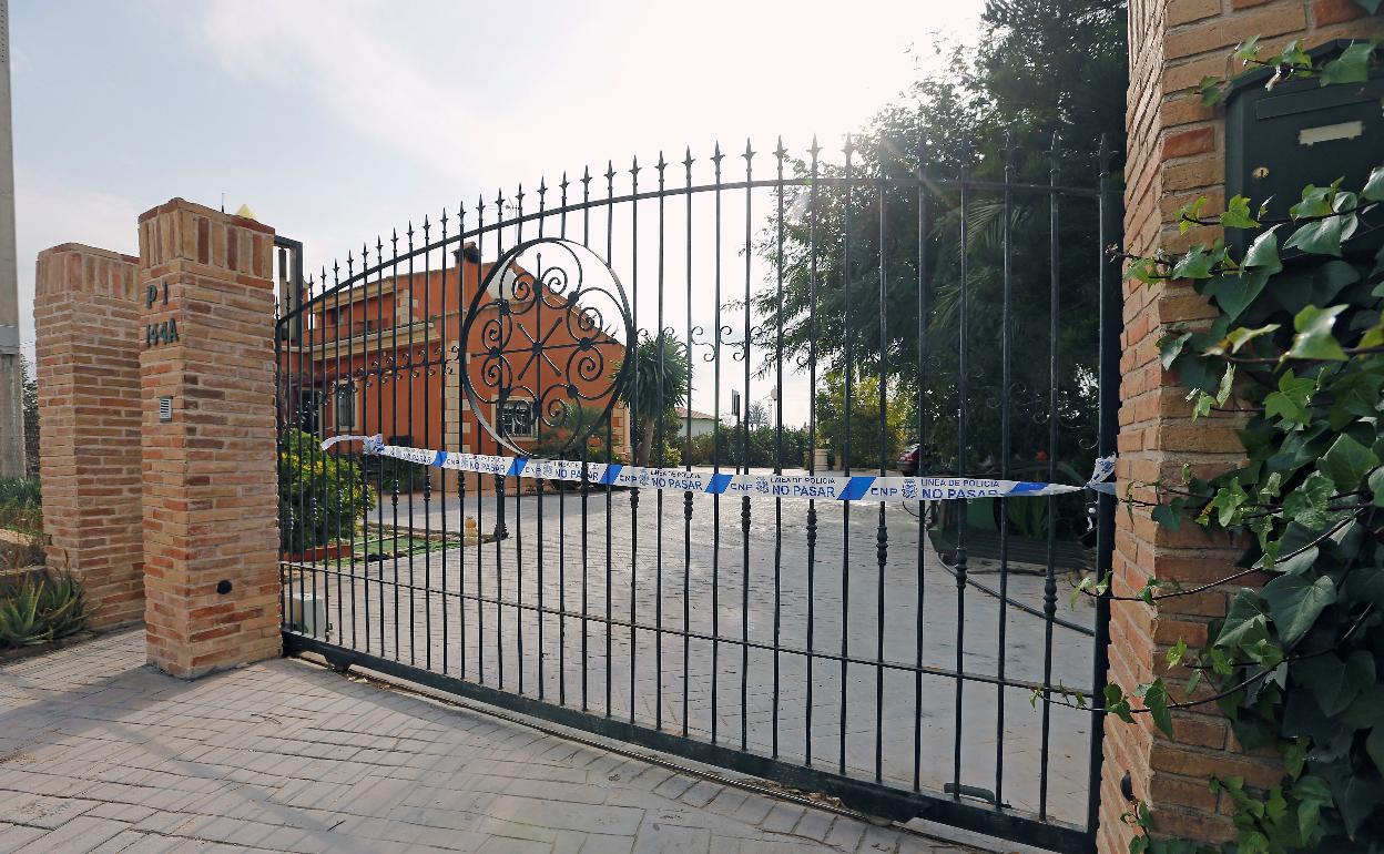 Puerta de la finca donde tuvo lugar el triple crimen de Elche. 