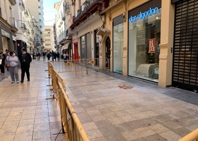 Imagen secundaria 1 - Parte superior del edificio donde se aprecia la falta de una greca, que se desplomó hacía adentro. En las imágenes inferiores, el tramo cortado de la calle Mayor de Gandia y greca derrumbada. 