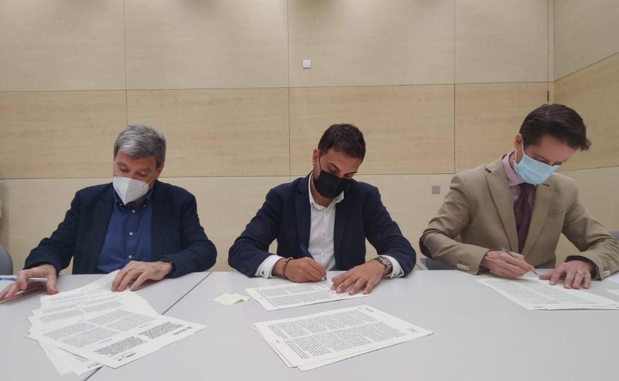 Martinez (i) y Ramón, en la firma del convenio de cesión del suelo. 