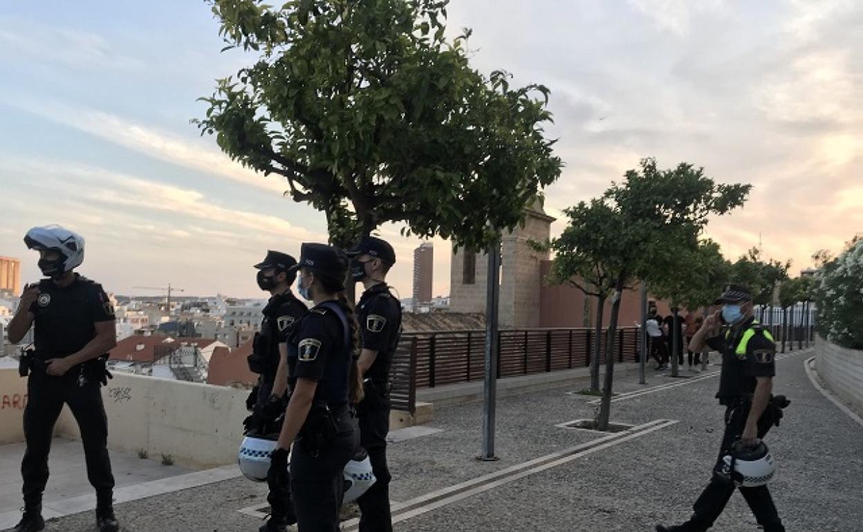 Los agentes vigilan una de las zonas más habituales para realizar botellones en la ciudad. 