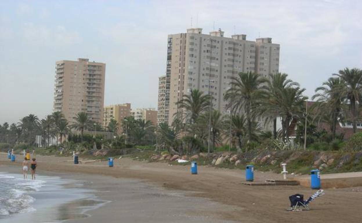 La playa de La Pobla de Farnals con los edificios de apartamentos. 