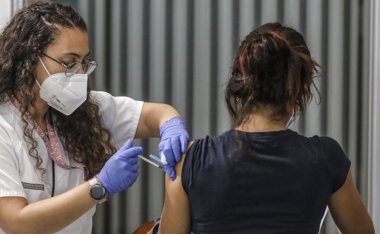 Una joven recibe la vacuna del Covid-19.