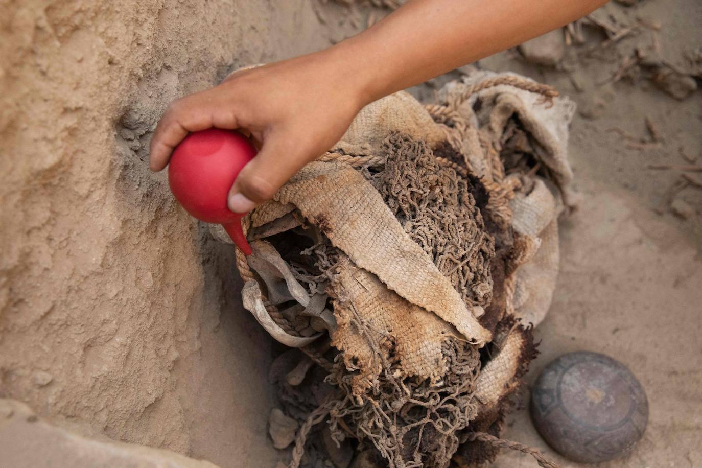 Hallazgo arqueológico | Fotos: Hallan 14 momias de un sacrificio preinca