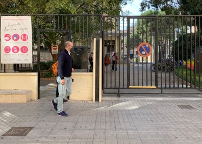 Imagen secundaria 1 - Patio del María Enríquez de Gandia, un docente sale del centro y un joven acude a un baño portátil instalado en el patio del centro, al estar clausurados por obras los baños para chicos. 