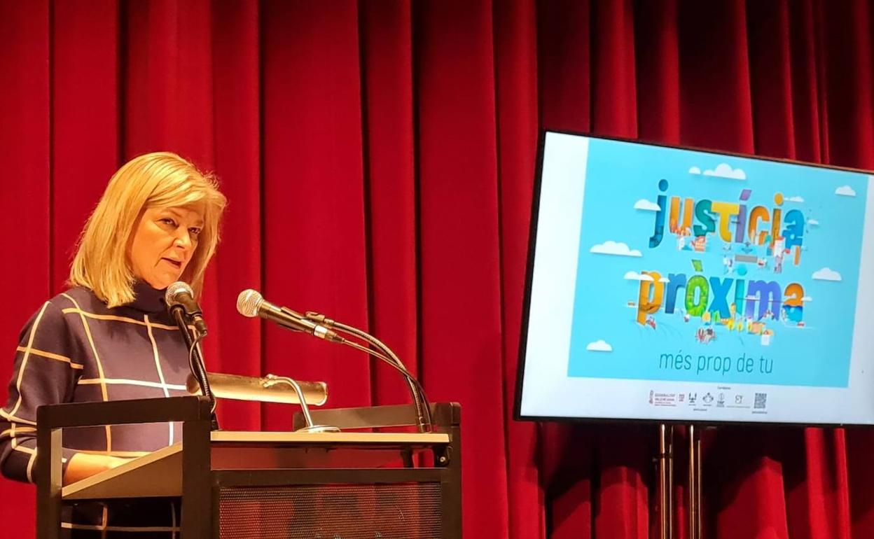 La consellera de Justicia, Gabriel Bravo en la presentación. 