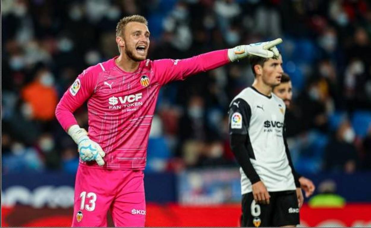 Jasper Cillessen, durante un partido de liga con el Valencia. 