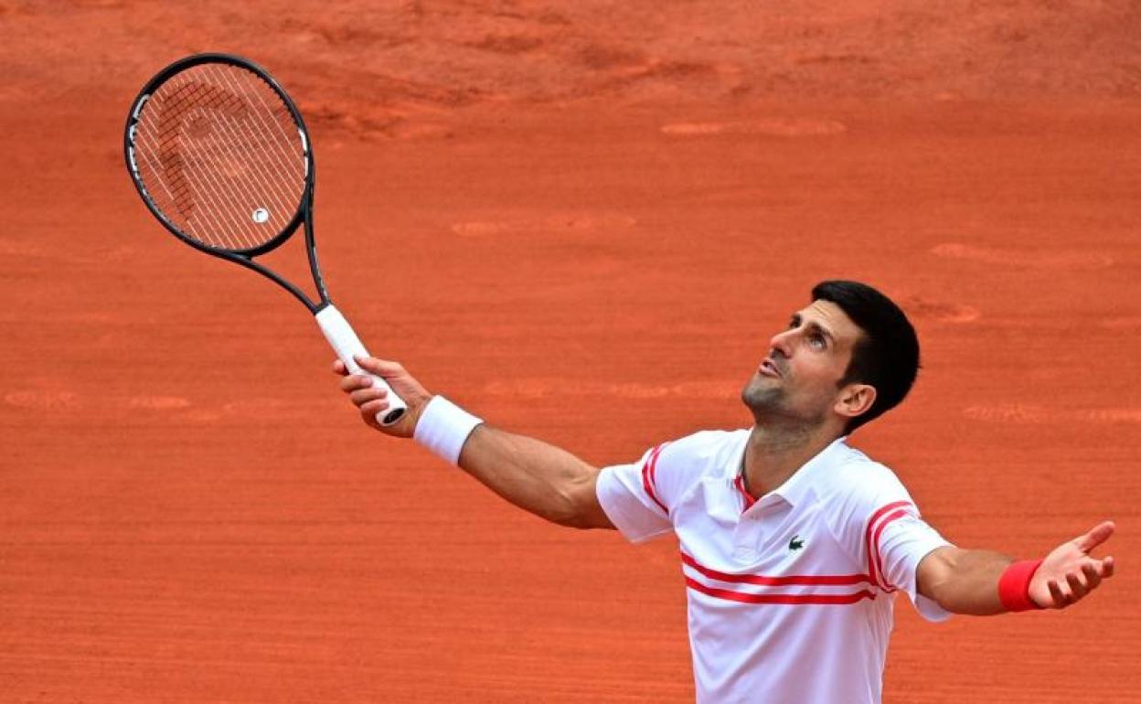 Djokovic, en un partido sobre tierra batida. 