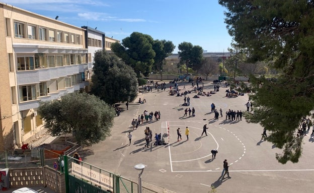 Imagen principal - Patio del María Enríquez de Gandia, un docente sale del centro y un joven acude a un baño portátil instalado en el patio del centro, al estar clausurados por obras los baños para chicos. 