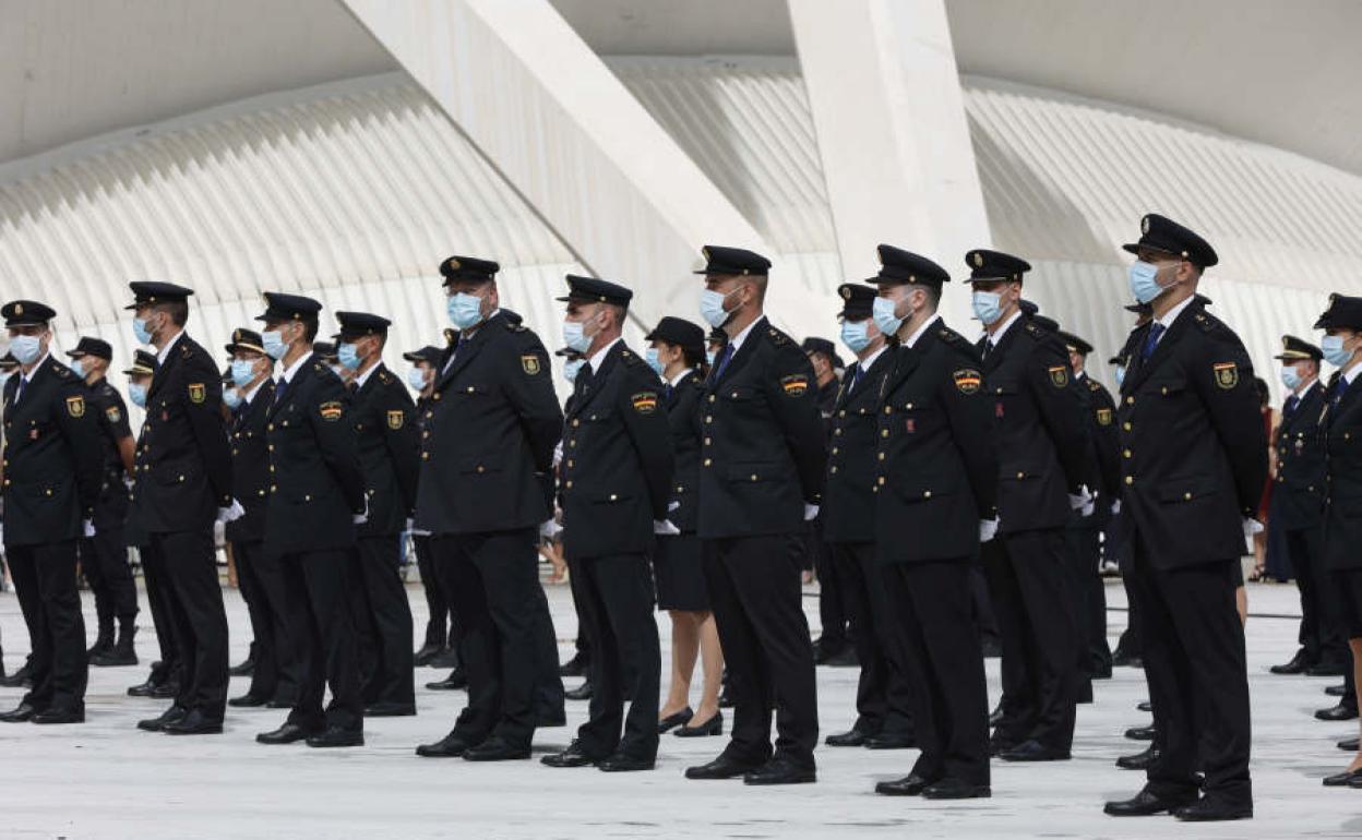 Agentes de la Policía Nacional en Valencia.