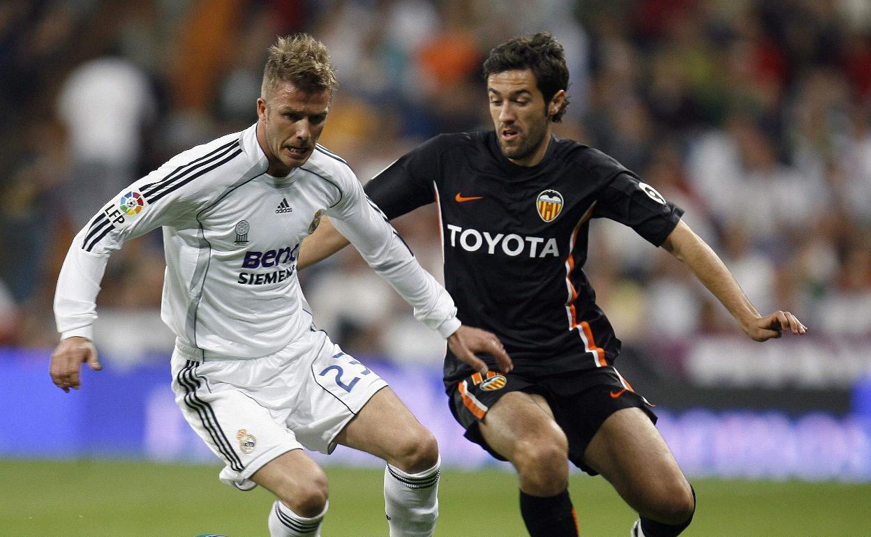 Hugo Viana, disputando un balón frente a David Beckham en el Santiago Bernabéu. 