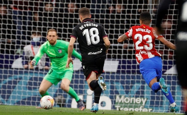 De Frutos, ante Oblak, durante el partido de ayer en el Wanda. 