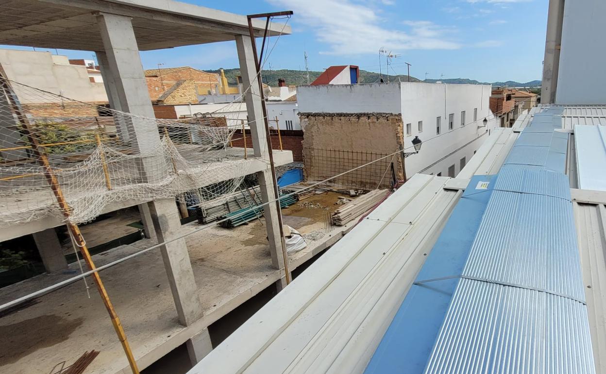 Obras en el auditorio de Llombai. 