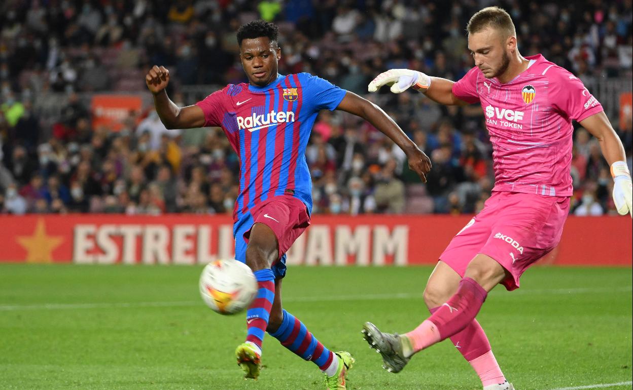 Cillessen despeja el balón con el pie en presencia del barcelonista Ansu Fati. 