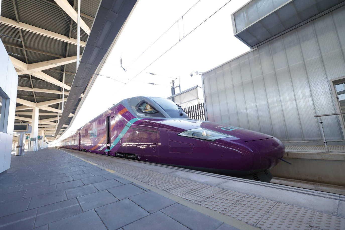 Renfe presenta su nueva ruta que desde el lunes enlazará Valencia y Madrid a través de su marca Avlo, la primera de las tres nuevas compañías de bajo coste que durante este año prevén empezar a competir por el tráfico de una ruta clave para el transporte ferroviario español.En la imagen, a su llegada a la estación Joaquin Sorolla de Valencia.en su primer viaje de presentación.