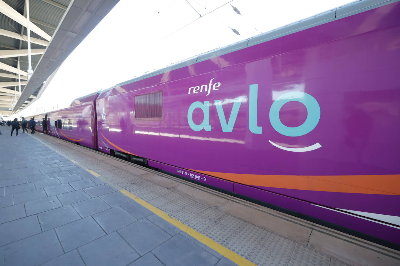 Renfe presenta su nueva ruta que desde el lunes enlazará Valencia y Madrid a través de su marca Avlo, la primera de las tres nuevas compañías de bajo coste que durante este año prevén empezar a competir por el tráfico de una ruta clave para el transporte ferroviario español.En la imagen, a su llegada a la estación Joaquin Sorolla de Valencia.en su primer viaje de presentación.