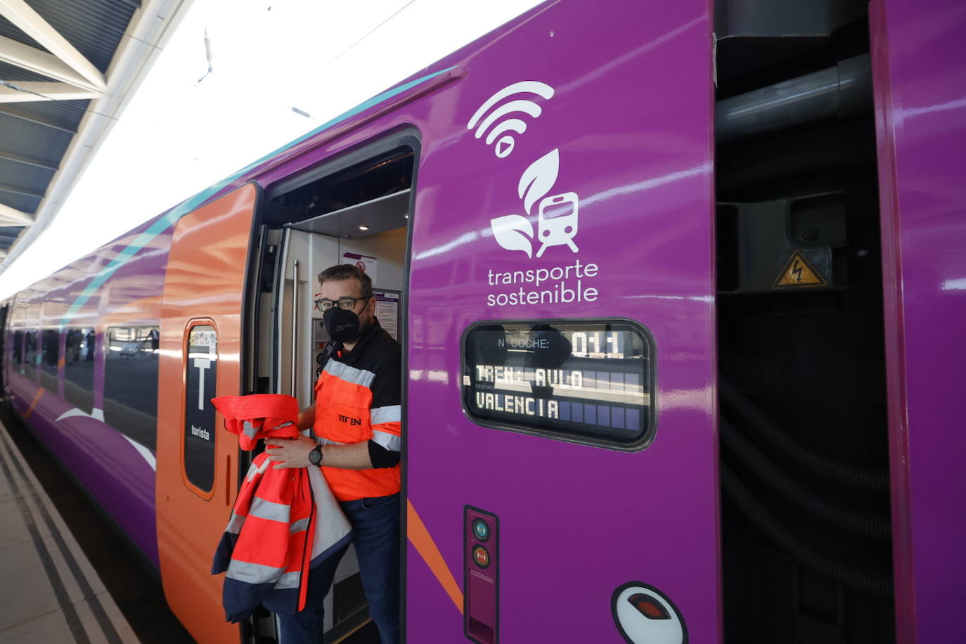 Renfe presenta su nueva ruta que desde el lunes enlazará Valencia y Madrid a través de su marca Avlo, la primera de las tres nuevas compañías de bajo coste que durante este año prevén empezar a competir por el tráfico de una ruta clave para el transporte ferroviario español.En la imagen, a su llegada a la estación Joaquin Sorolla de Valencia.en su primer viaje de presentación.