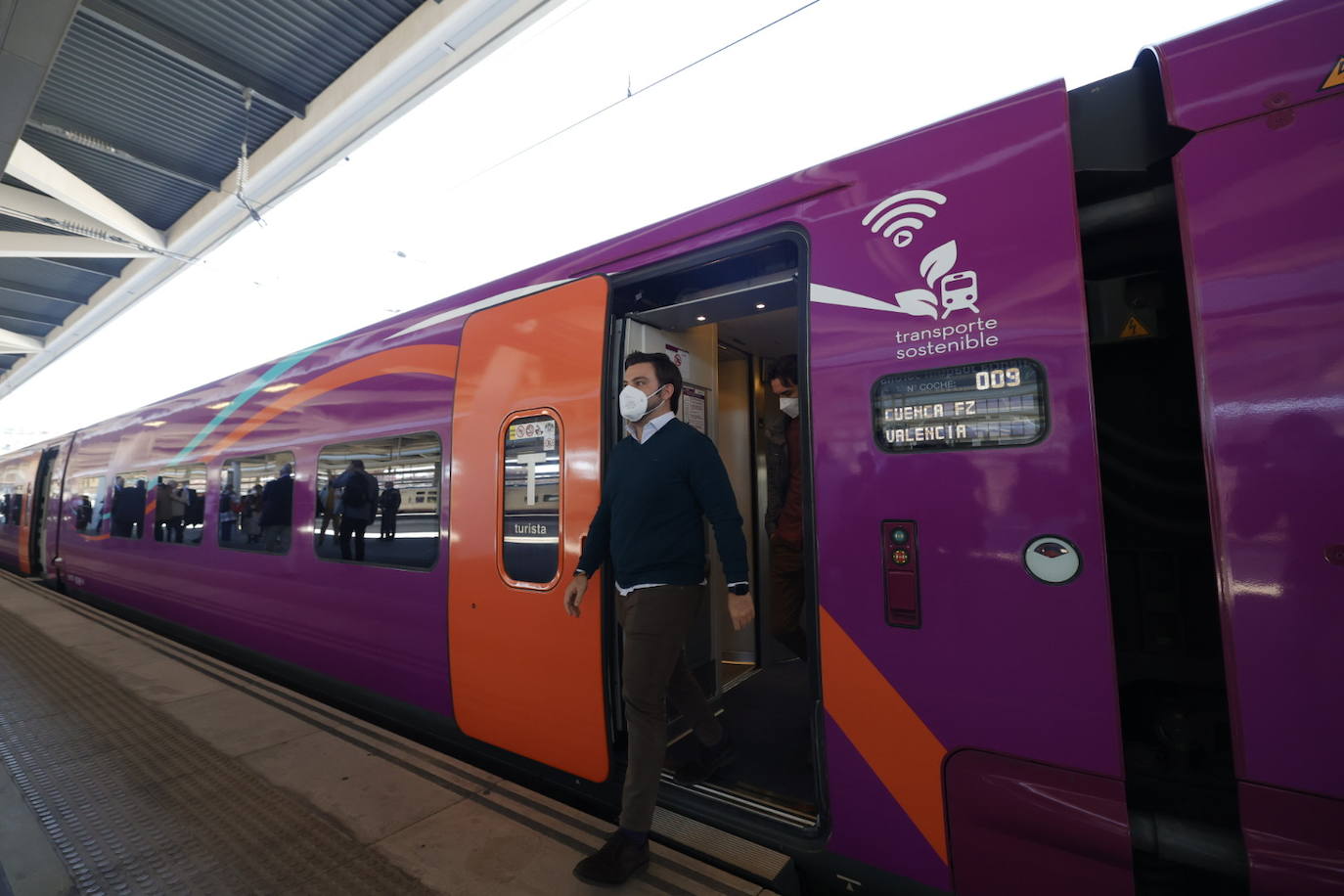 Renfe presenta su nueva ruta que desde el lunes enlazará Valencia y Madrid a través de su marca Avlo, la primera de las tres nuevas compañías de bajo coste que durante este año prevén empezar a competir por el tráfico de una ruta clave para el transporte ferroviario español.En la imagen, a su llegada a la estación Joaquin Sorolla de Valencia.en su primer viaje de presentación.