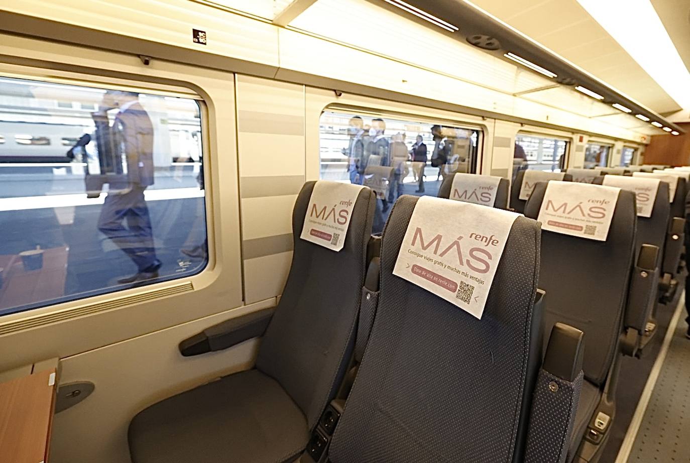 Renfe presenta su nueva ruta que desde el lunes enlazará Valencia y Madrid a través de su marca Avlo, la primera de las tres nuevas compañías de bajo coste que durante este año prevén empezar a competir por el tráfico de una ruta clave para el transporte ferroviario español.En la imagen, a su llegada a la estación Joaquin Sorolla de Valencia.en su primer viaje de presentación.