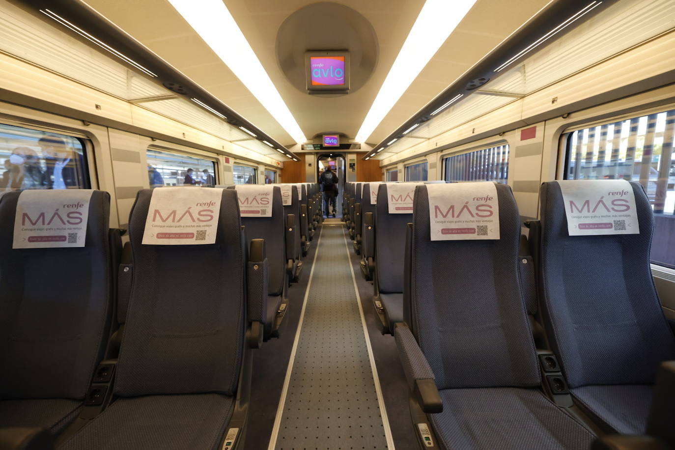 Renfe presenta su nueva ruta que desde el lunes enlazará Valencia y Madrid a través de su marca Avlo, la primera de las tres nuevas compañías de bajo coste que durante este año prevén empezar a competir por el tráfico de una ruta clave para el transporte ferroviario español.En la imagen, a su llegada a la estación Joaquin Sorolla de Valencia.en su primer viaje de presentación.