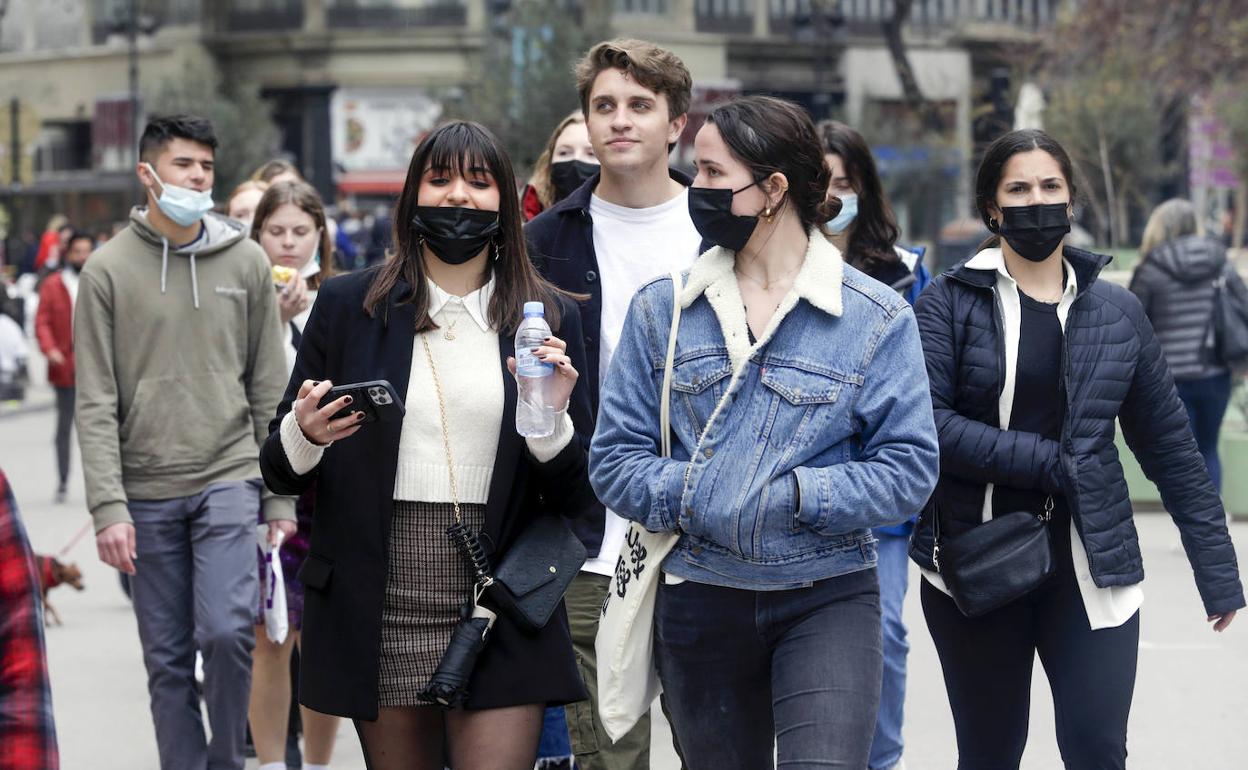 Varias personas paseando por Valencia. 