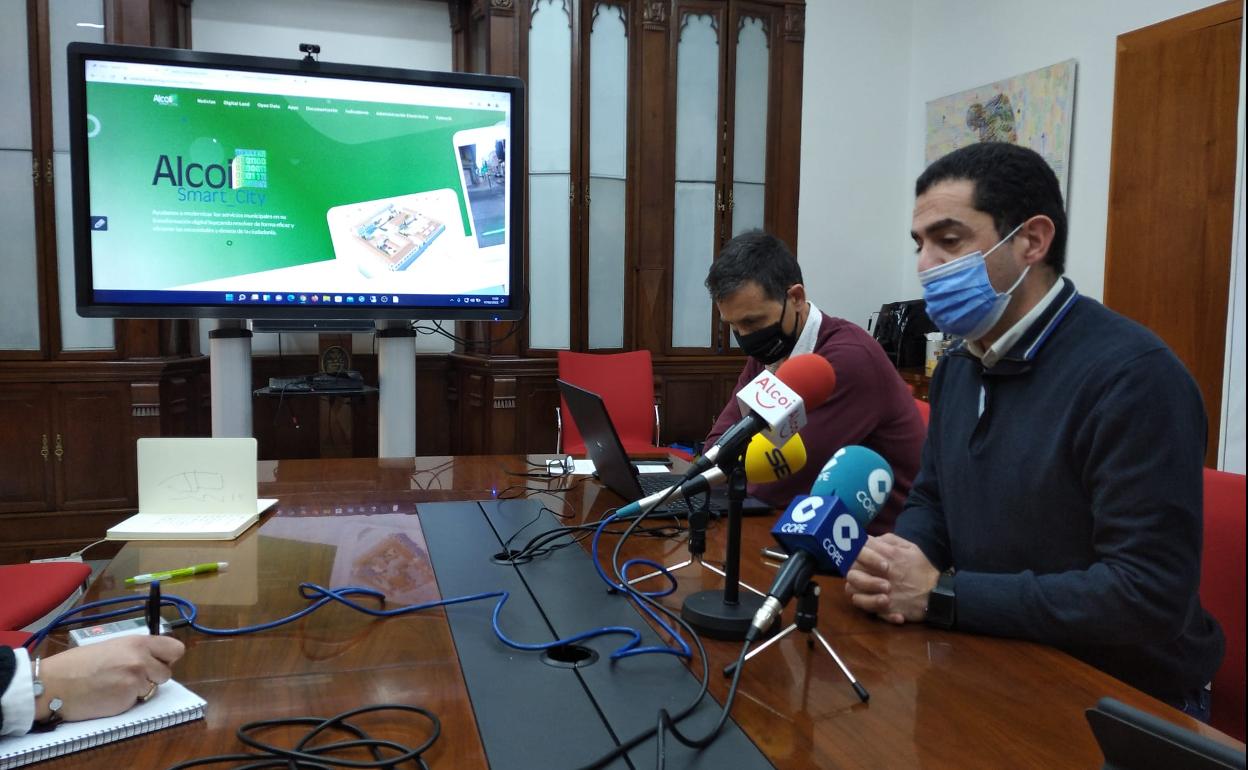 Presentación del nuevo portal a cargo del acalde Toni Francés. 