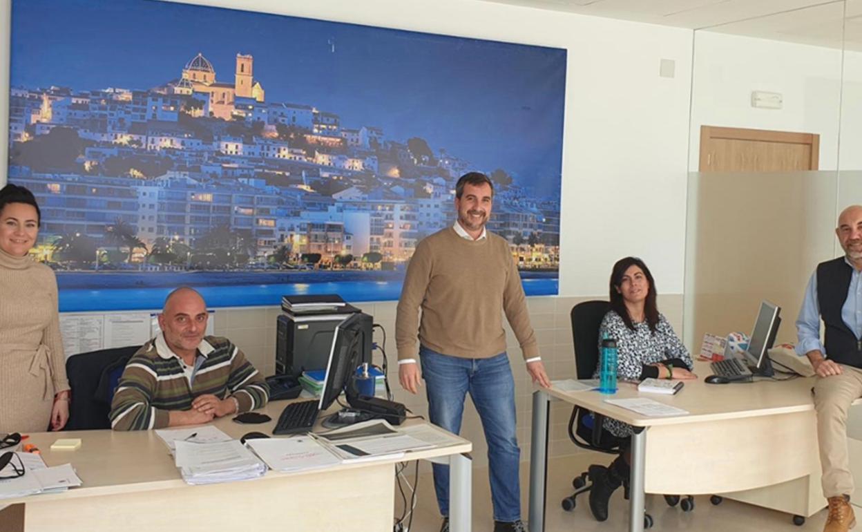 El edil José Luis León Gascón, en el centro, junto a los responsables del servicio