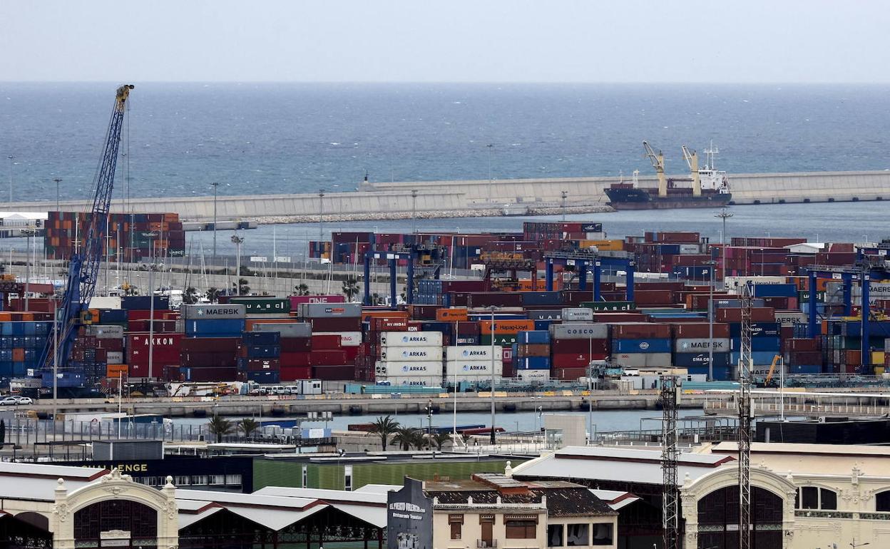 Contenedores de comercio internacional en el puerto de Valencia. 