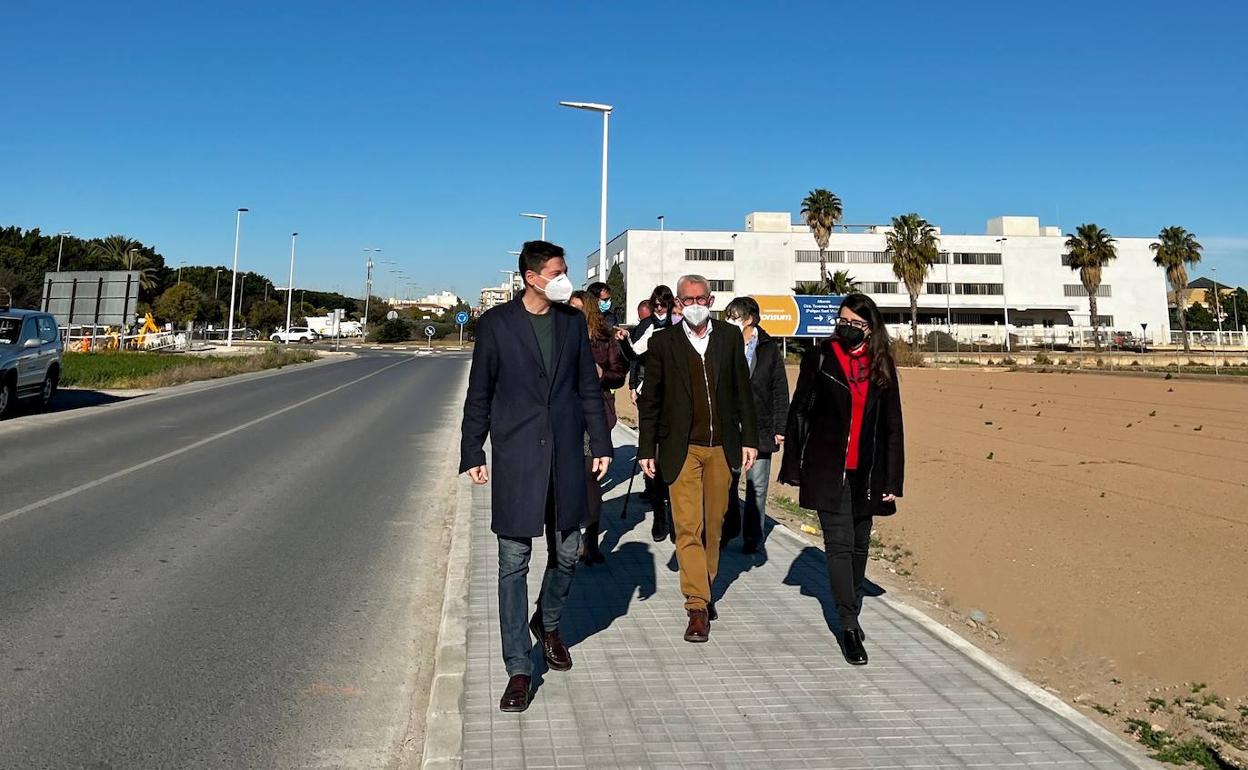 Los alcaldes con el diputado, Rafa García, recorren el paso. 