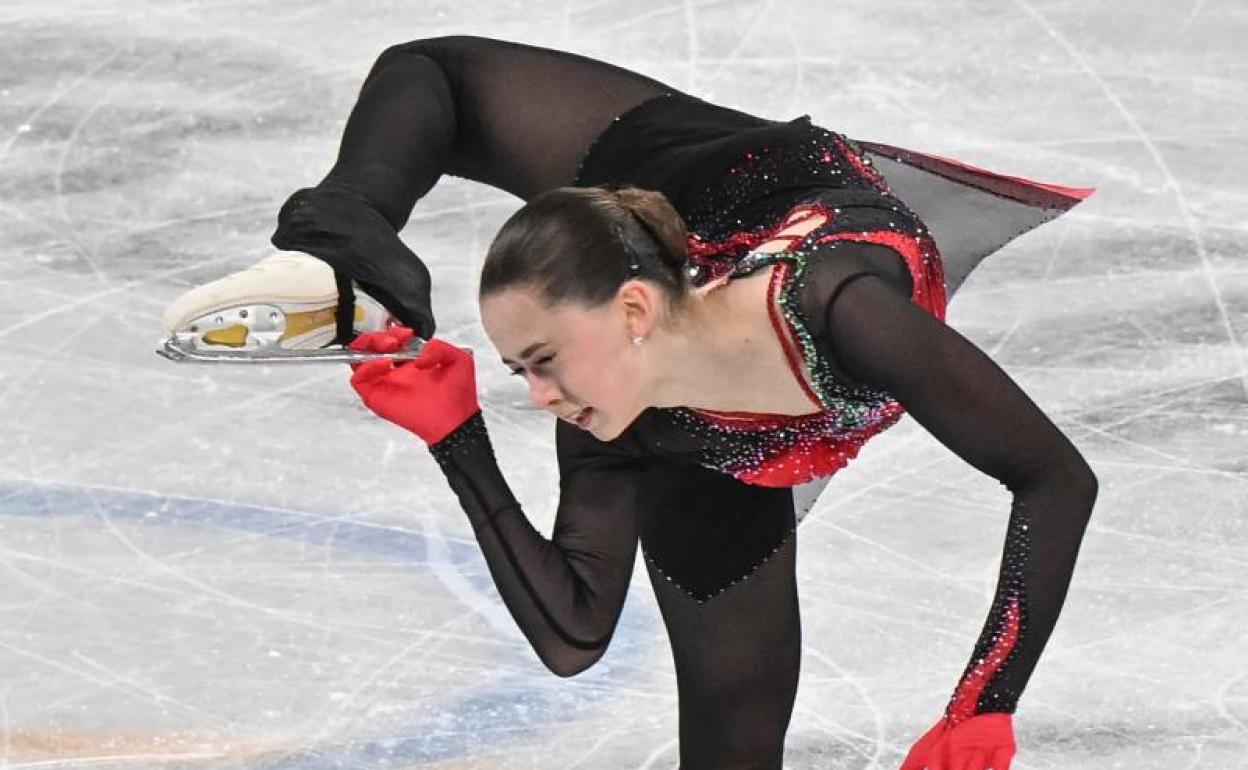 Kamila Valieva, del Comité Olímpico Ruso, compite en patinaje individual femenino.