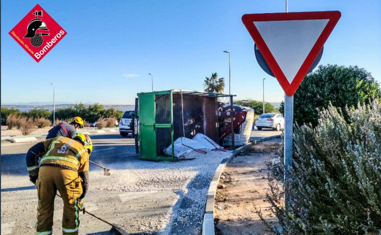 Un camión cargado de grava volcó en San Miguel de Salinas. 