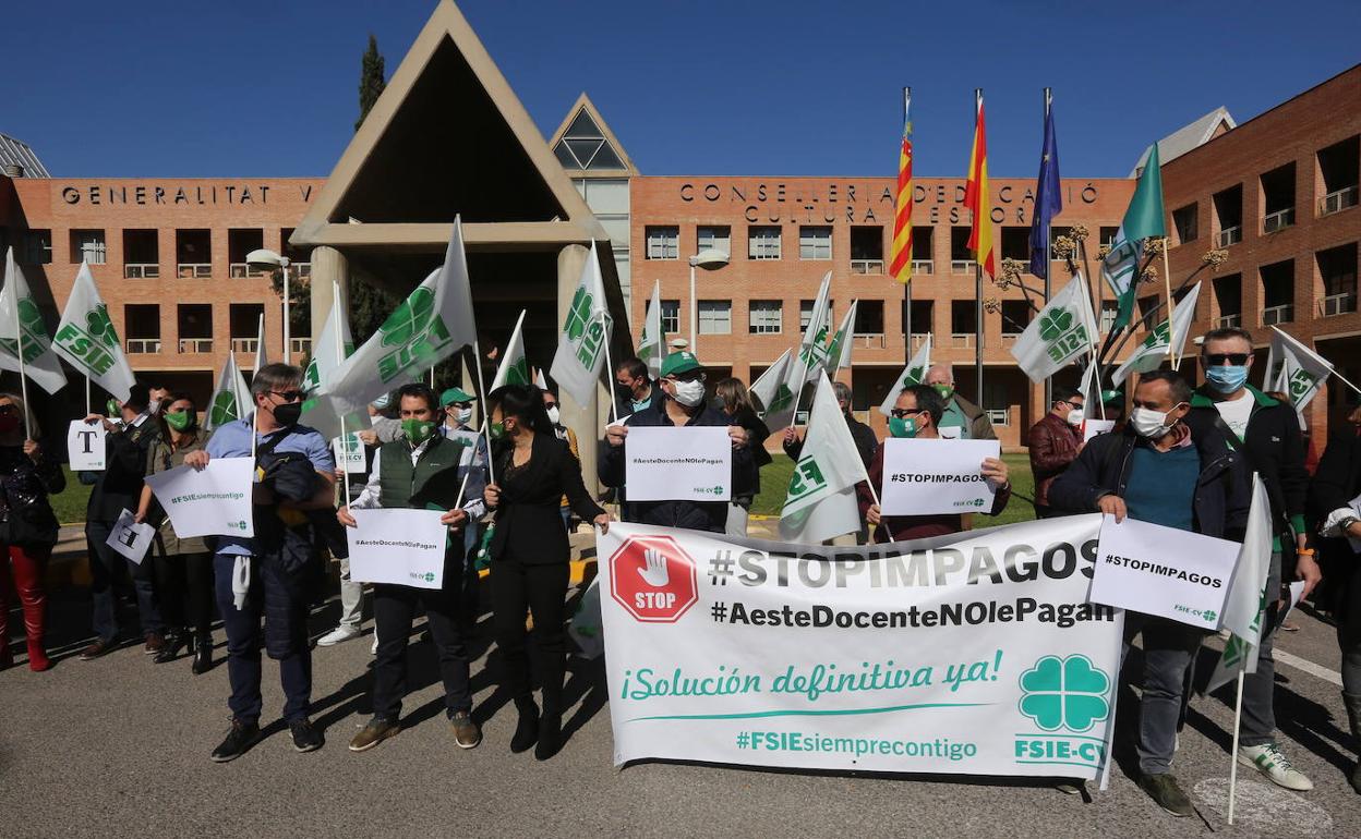 Concentración organizada por FSIE CV en la sede de la Conselleria de Educación. 