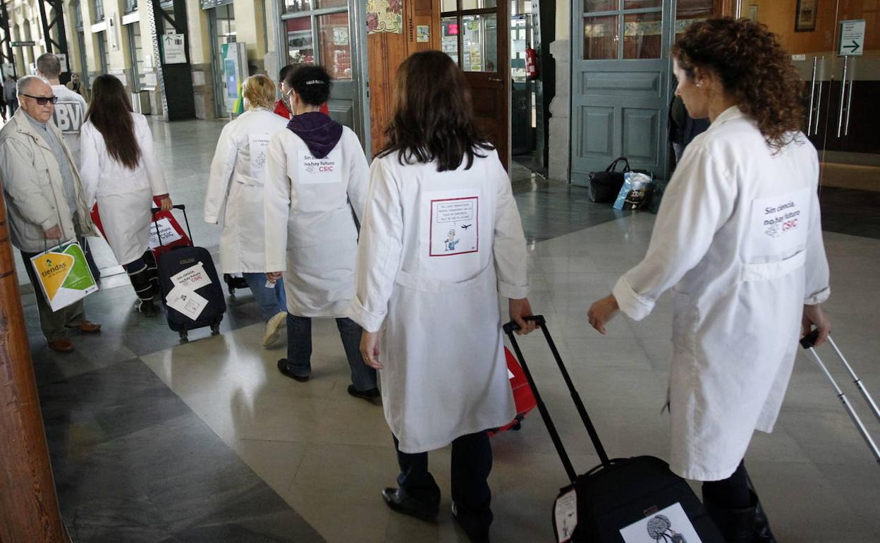 Varios científicos protestan por los recortes en ciencia en la Estación del Norte de Valencia.