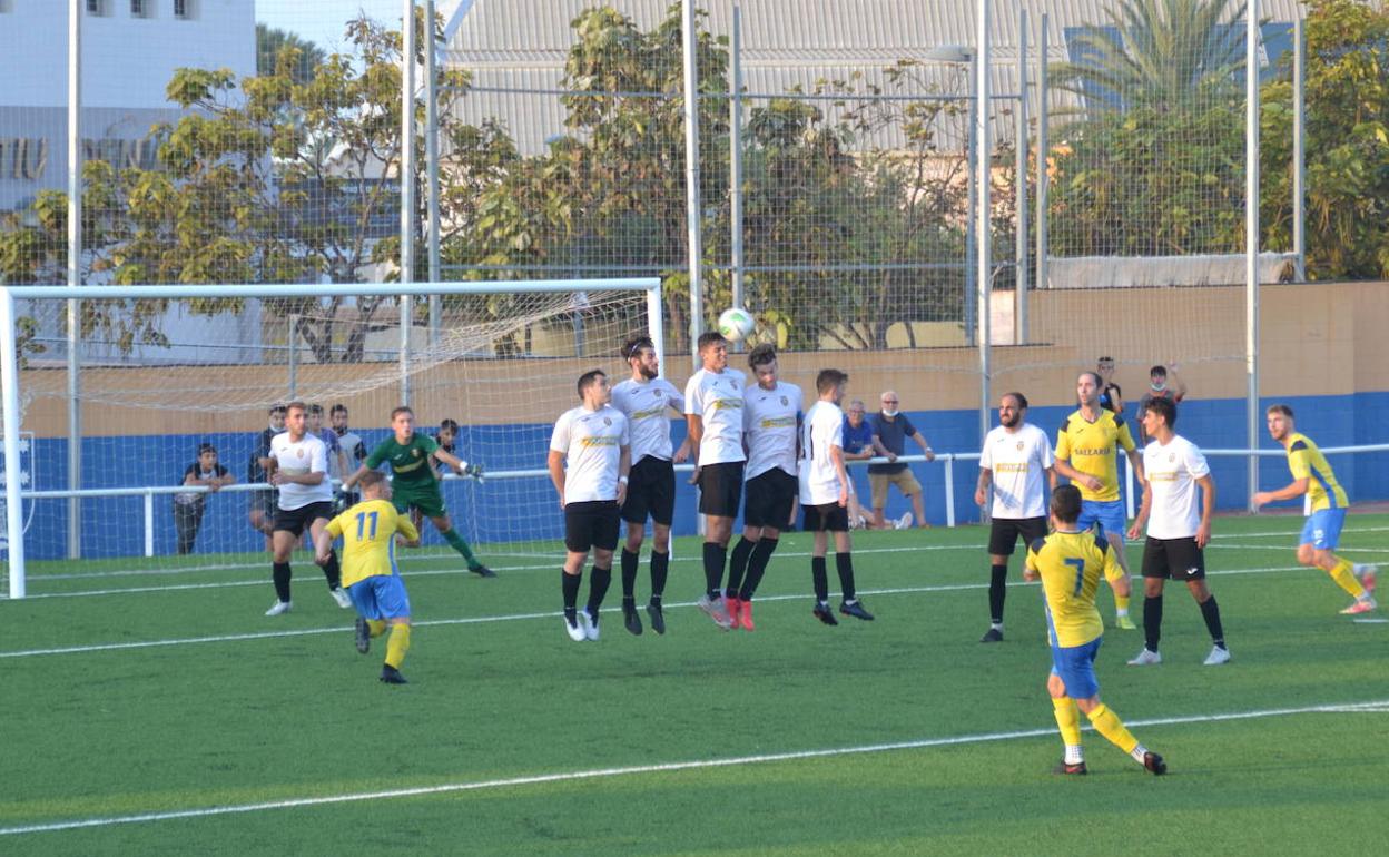 Un lanzamiento de falta de Ribes ante el Pedreguer. 