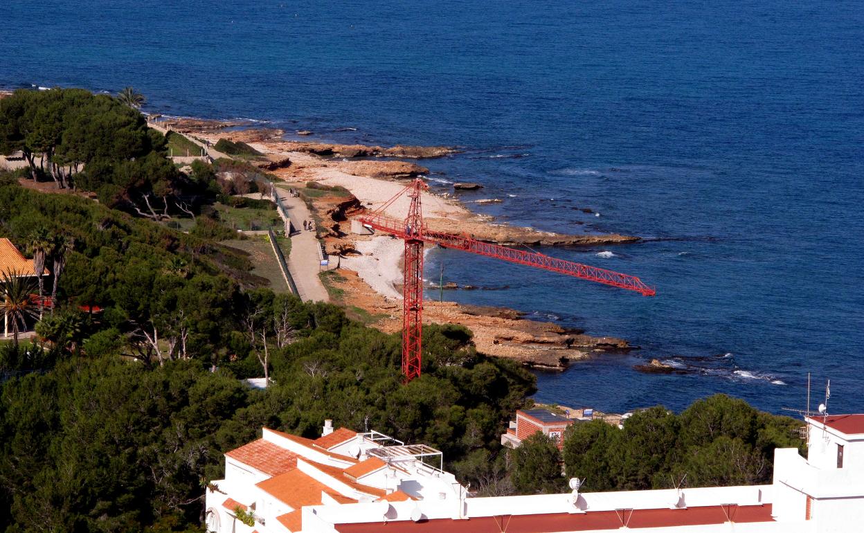 Una grúa de unas obras que se llevan a cabo en Les Rotes. 