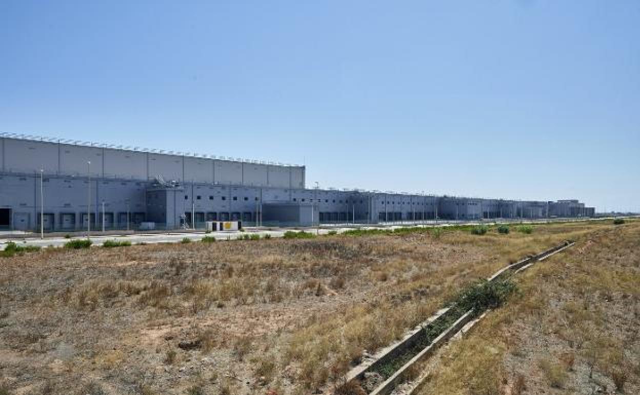 Terrenos de Parc Sagunt y, al fondo, el nuevo bloque logístico de Mercadona.