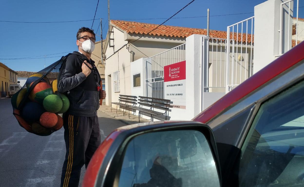 El profesor itinerante Pedro Argilés, en uno de los centros a los que se desplaza a diario con su coche. 