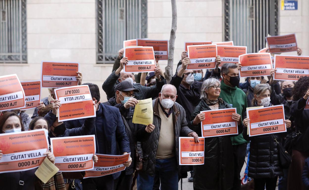 Participantes en la protesta vecinal de este viernes. 