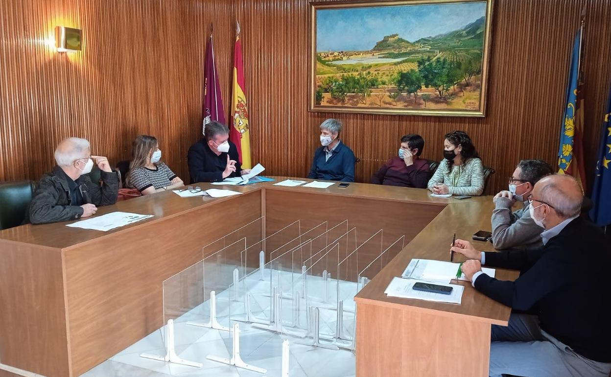 Reunión para explicar el proyecto en Corbera. 