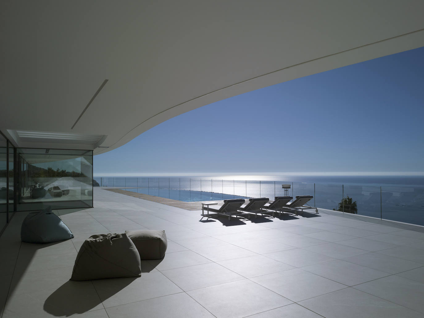 La planta principal está retranqueada, de modo que la terraza y la piscina se ubican en el techo de la planta baja.