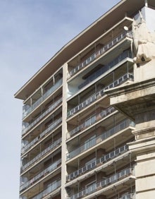 Imagen secundaria 2 - Las vistas y la luz de las viviendas son codiciadas, como en el edificio Ciudadela. Abajo, el edificio esquina con Colón es del arquitecto Antonio Martorell. De estilo modernista, tiene clara influencia francesa.