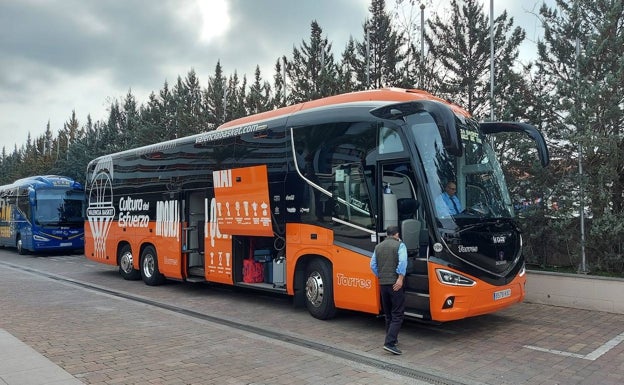 El autobús del Valencia Basket, preparado para salir desde el hotel de Granada. 