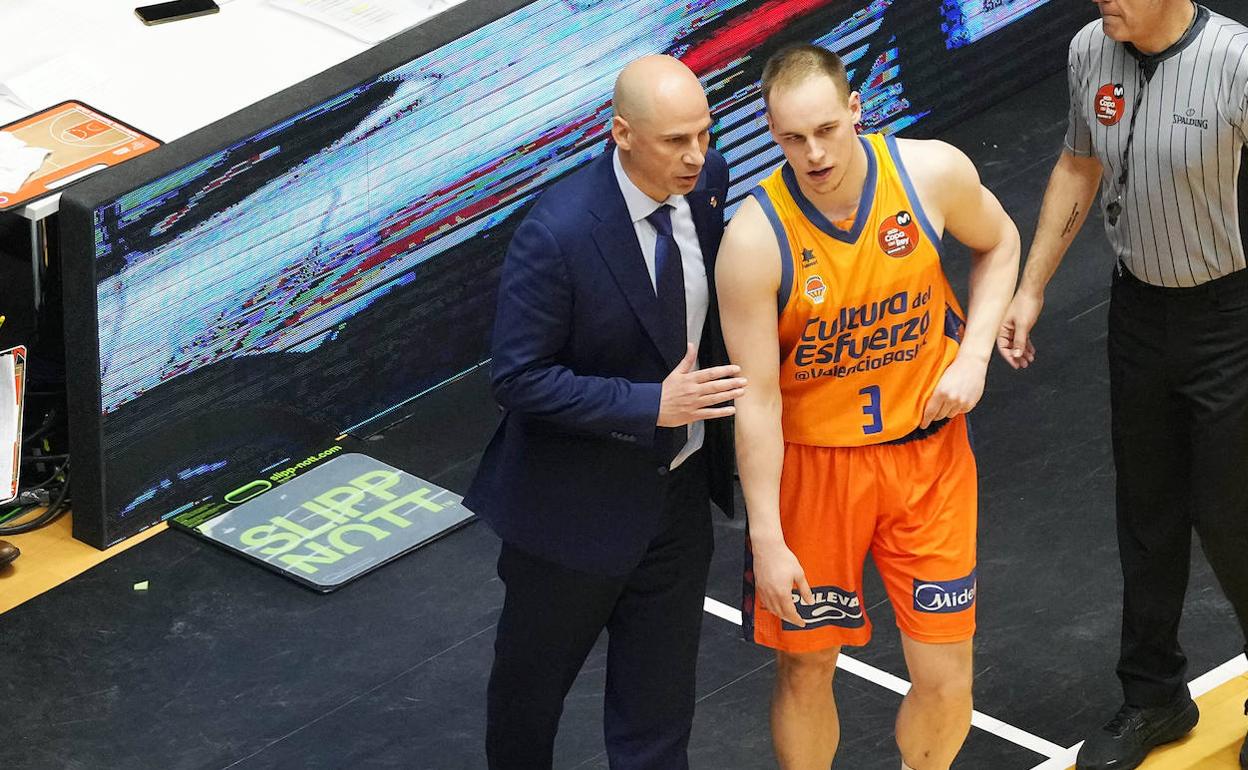 Peñarroya da instrucciones a Prepelic durante el partido contra el UCAM Murcia. 