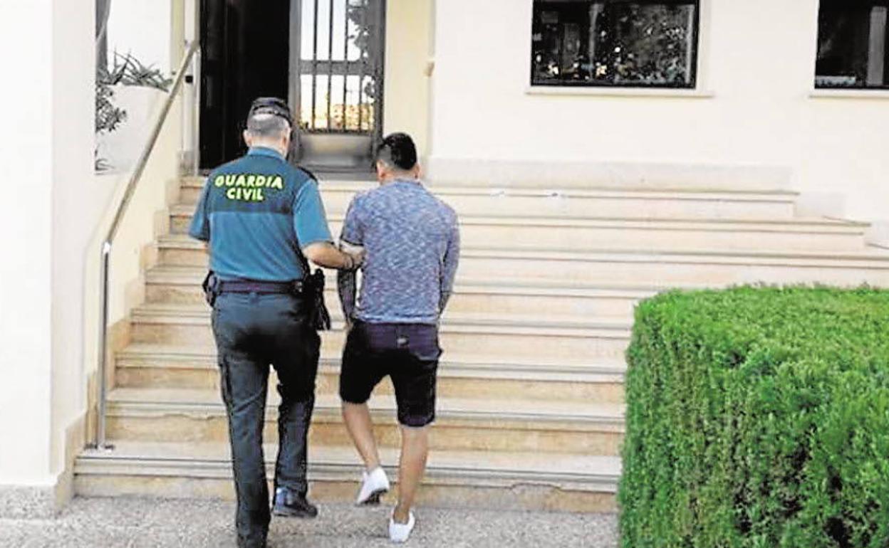 Agentes de la Guardia Civil de Calpe trasladan a un detenido, en una imagen de archivo. 