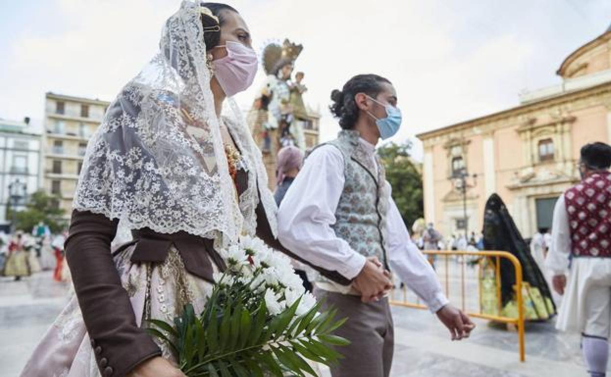 Una pareja durante la Ofrenda del mes de septiembre. 