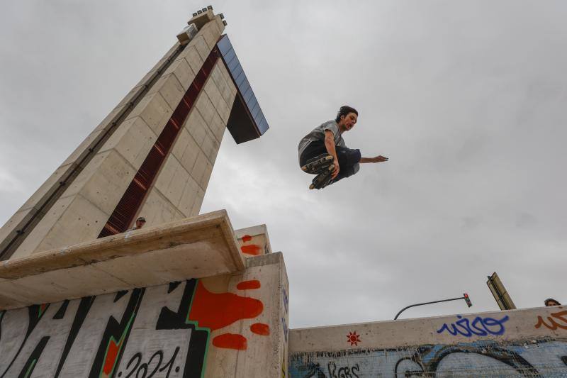 Un patinador salta y practica un truco bajo la torre Miramar, en la rotonda de acceso a Valencia. 